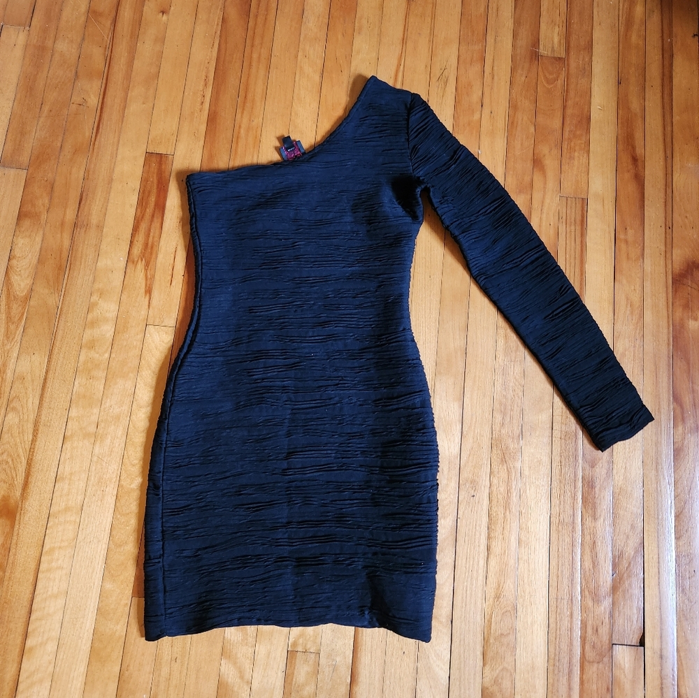 One shoulder black 2b bebe